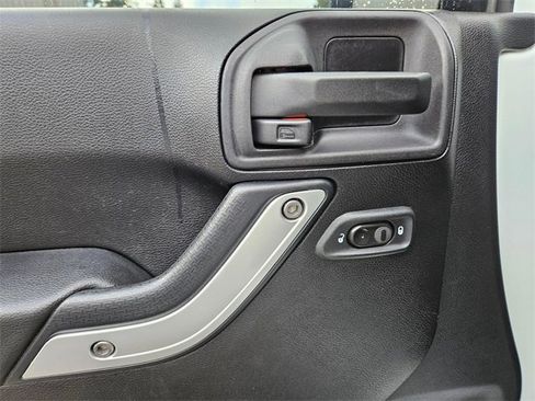 Used 2015 Jeep Wrangler Unlimited Sahara w/ Connectivity Group image 18