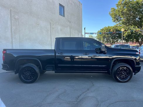 Used 2024 Chevrolet Silverado 2500 High Country w/ High Country Premium Package AWD/4WD image 2