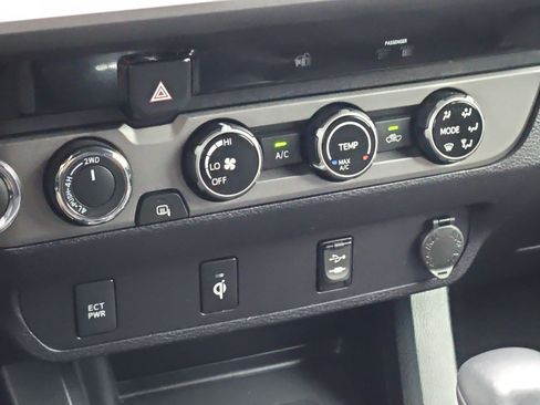 Used 2017 Toyota Tacoma SR5 AWD/4WD image 24