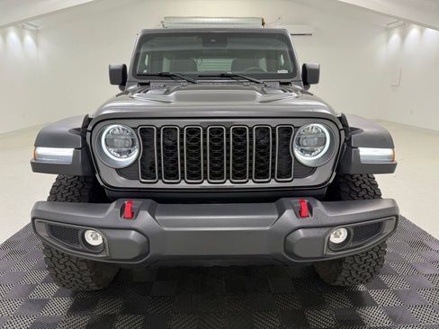 Used 2025 Jeep Wrangler Unlimited Rubicon w/ Convenience Group AWD/4WD image 2