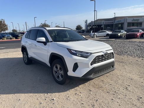 Used 2025 Toyota RAV4 XLE w/ Convenience Package FWD image 7