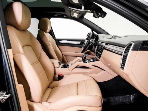 Used 2023 Porsche Cayenne Platinum Edition image 25