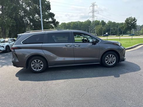 Used 2023 Toyota Sienna XLE FWD image 6