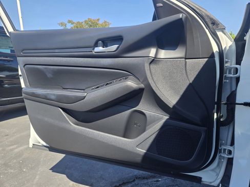 Used 2025 Nissan Altima 2.5 SV FWD image 13