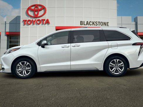 Certified 2023 Toyota Sienna Platinum image 6