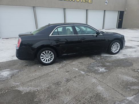 Used 2013 Chrysler 300 RWD image 3