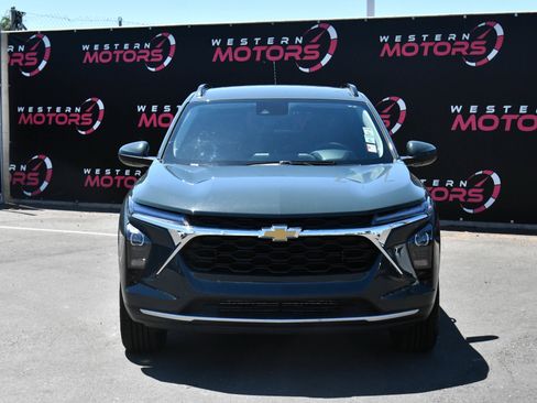 Used 2025 Chevrolet Trax LT FWD image 2