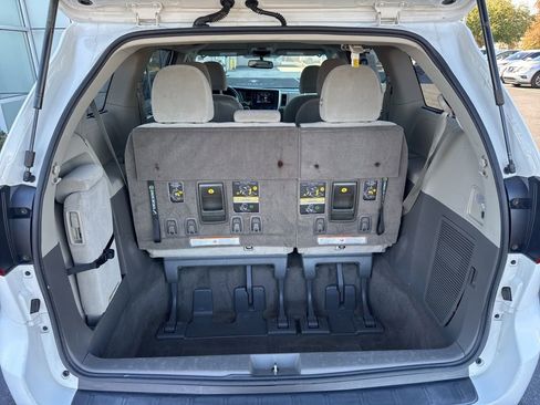 Used 2017 Toyota Sienna LE image 17