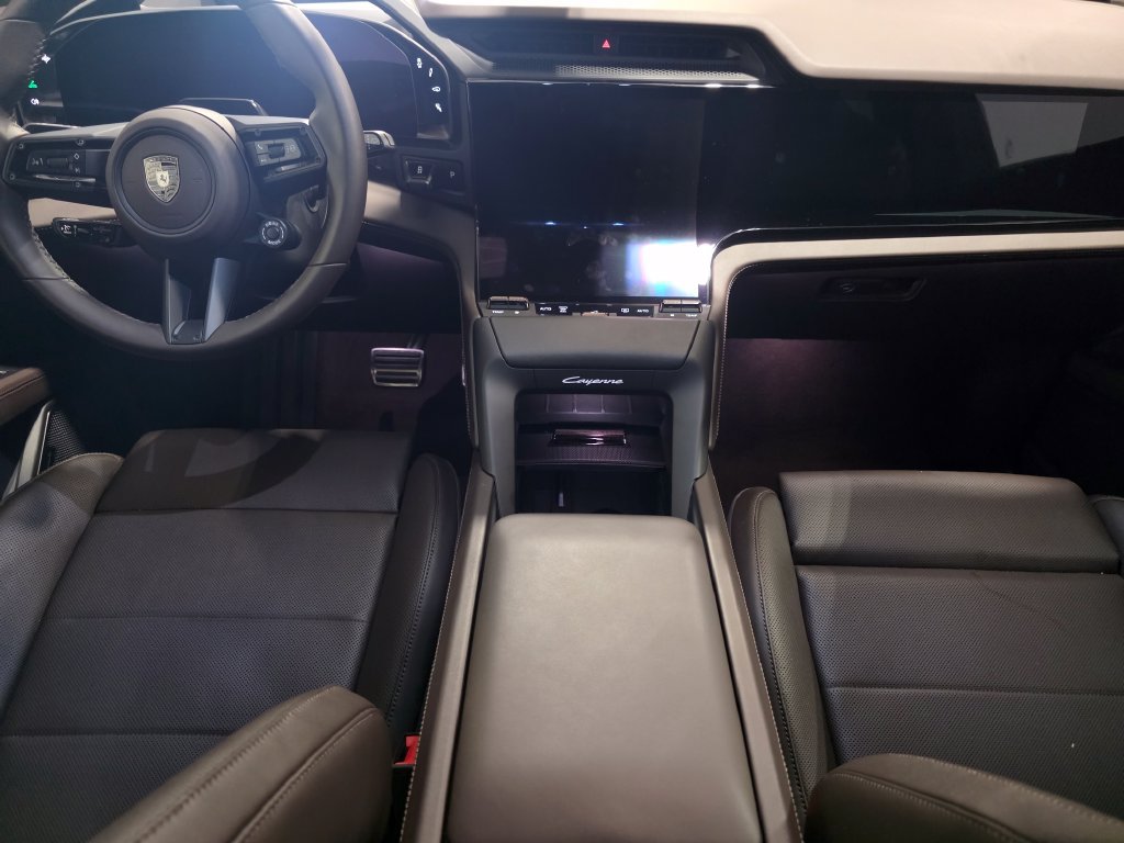 Certified 2026 Porsche Cayenne Turbo AWD/4WD image 15