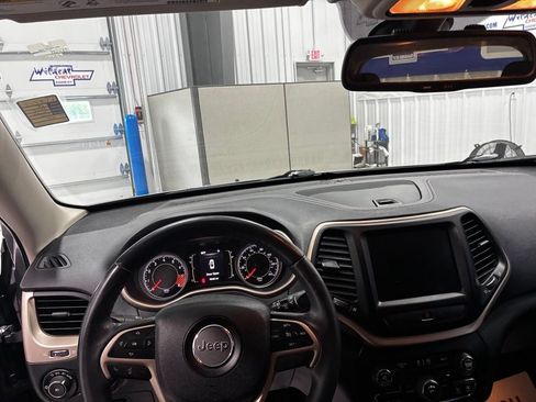 Used 2015 Jeep Cherokee Latitude FWD image 2