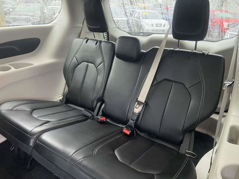 Used 2024 Chrysler Pacifica Touring-L image 13