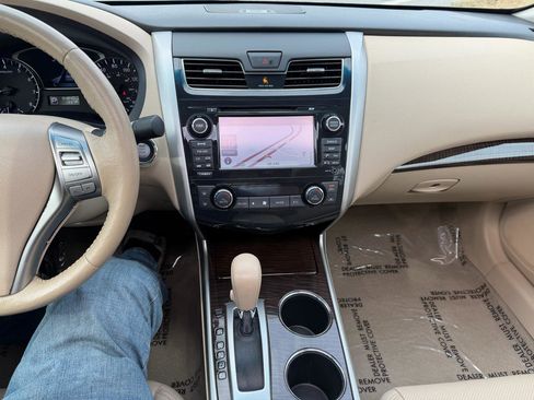 Used 2013 Nissan Altima 2.5 SL w/ Technology Pkg image 16