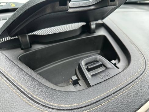 Used 2017 Jeep Cherokee Limited AWD/4WD image 31