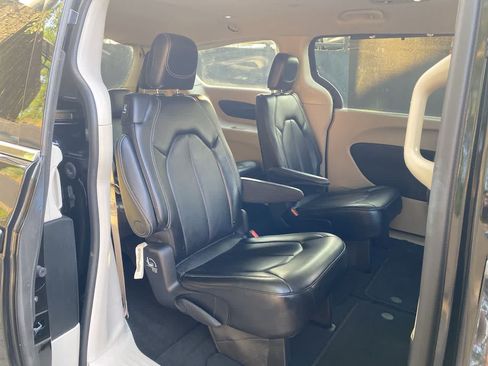 Used 2023 Chrysler Pacifica Touring-L FWD image 17