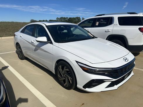 Used 2025 Hyundai Elantra SEL image 1