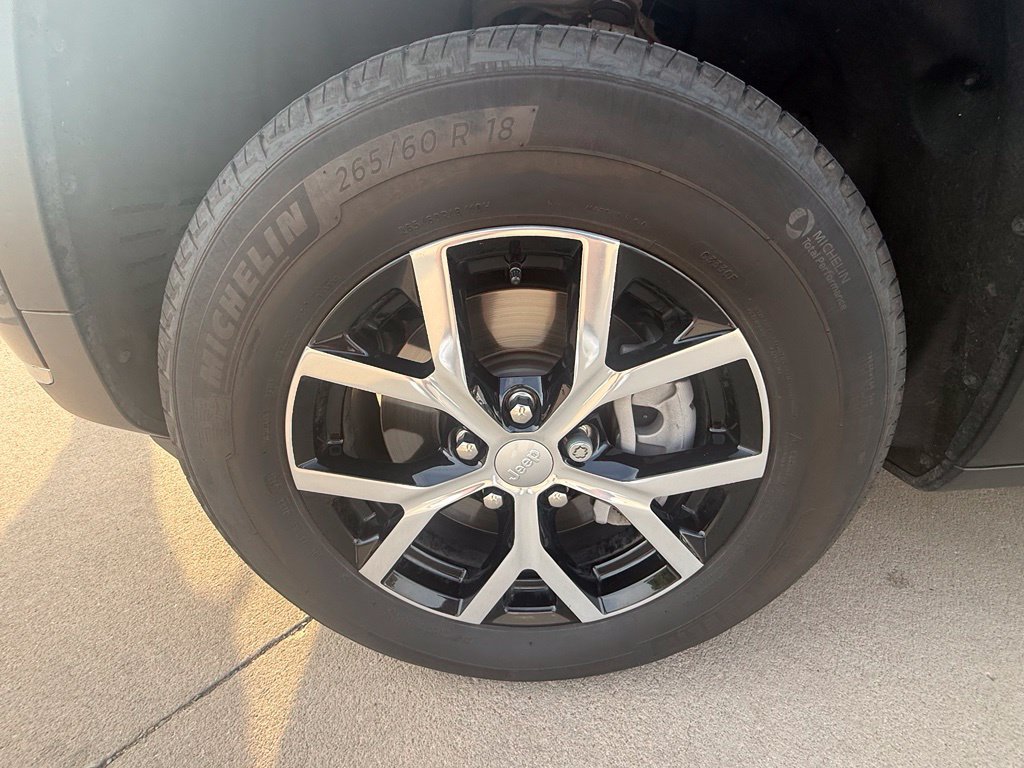 Used 2024 Jeep Grand Cherokee L Limited RWD image 9