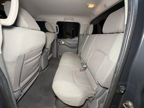 Used 2010 Nissan Frontier SE image 17