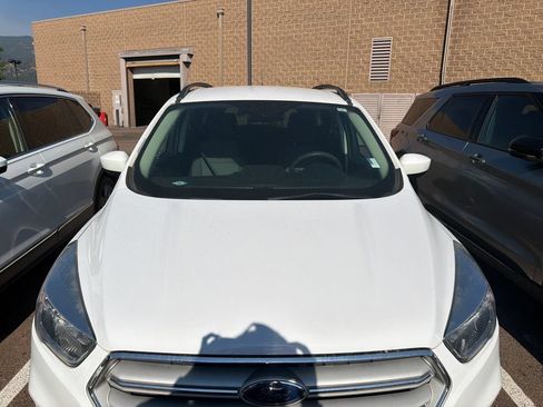 Used 2018 Ford Escape SE w/ SE Sync 3 Package AWD/4WD image 2