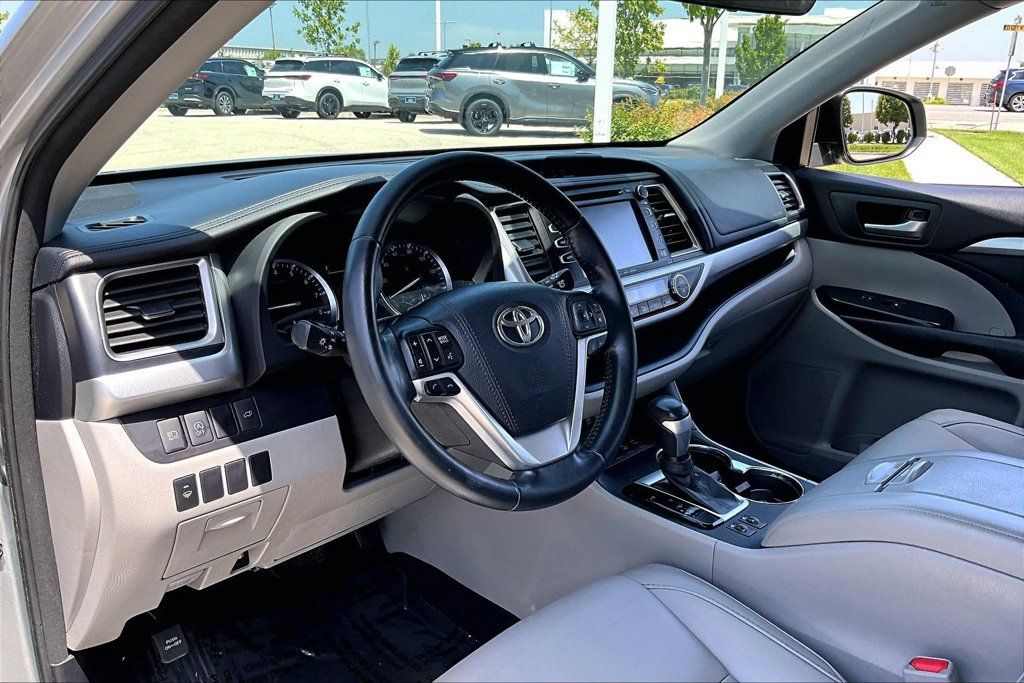Used 2017 Toyota Highlander XLE AWD/4WD image 16