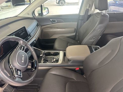 Certified 2025 Kia Carnival EX image 8