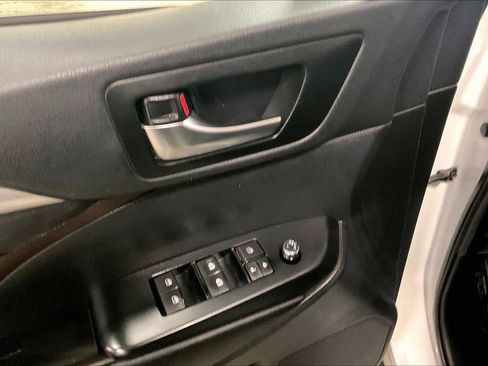 Used 2019 Toyota Highlander XLE AWD/4WD image 35