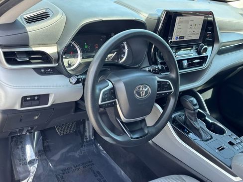 Used 2023 Toyota Highlander L FWD image 10