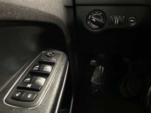 Used 2018 Chrysler 300 Touring image 40