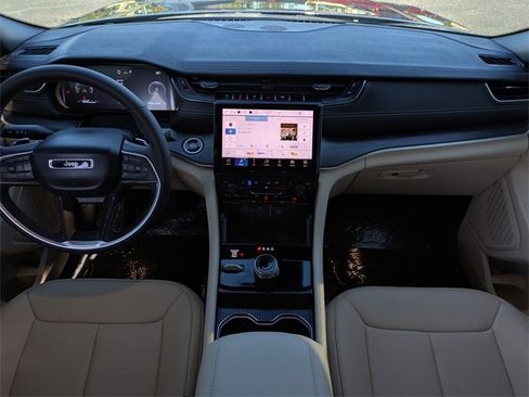 Used 2025 Jeep Grand Cherokee L Limited w/ Luxury Tech Group II image 17