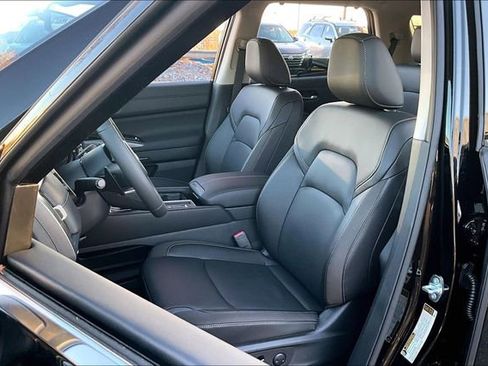 New 2025 Nissan Pathfinder SL image 9