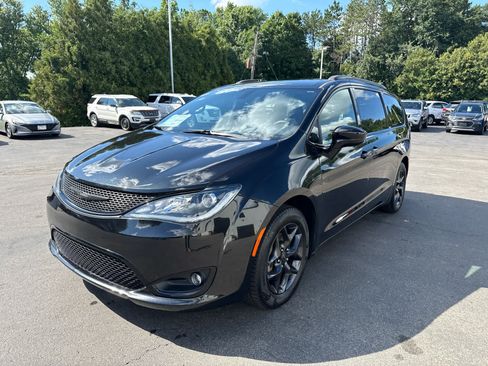 Used 2019 Chrysler Pacifica Touring Plus w/ S Appearance Package FWD image 7