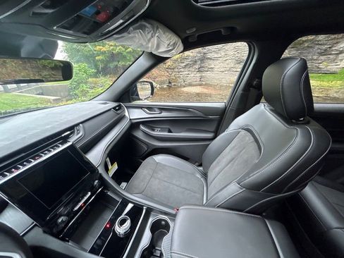 New 2025 Jeep Grand Cherokee Altitude image 16