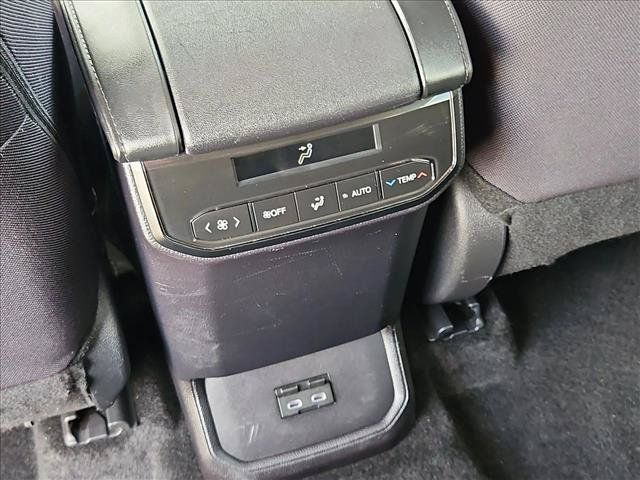 Used 2025 Toyota Highlander LE FWD image 23