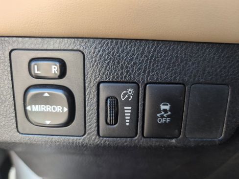 Used 2015 Toyota RAV4 Limited image 17