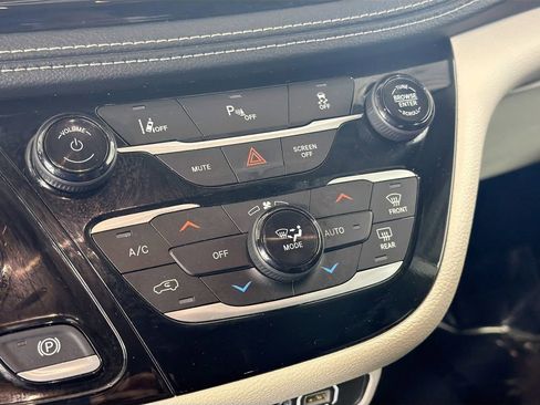 Used 2024 Chrysler Pacifica Limited FWD image 18