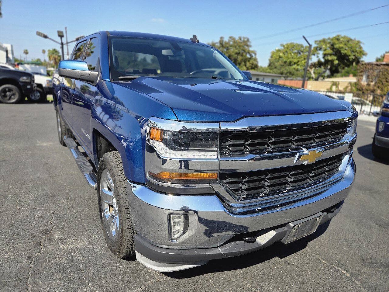 Used 2018 Chevrolet Silverado 1500 LT w/ LT Eassist Package AWD/4WD image 2