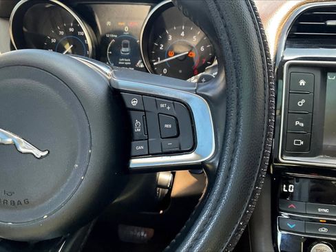 Used 2018 Jaguar F-PACE Prestige AWD/4WD image 19