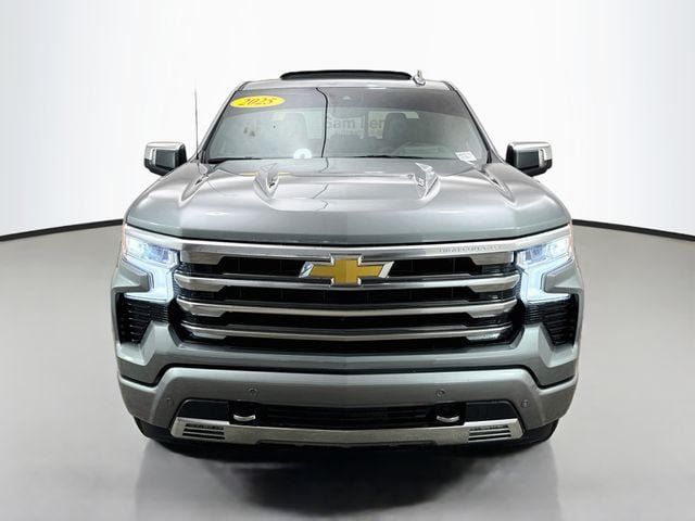 Used 2025 Chevrolet Silverado 1500 High Country AWD/4WD image 2