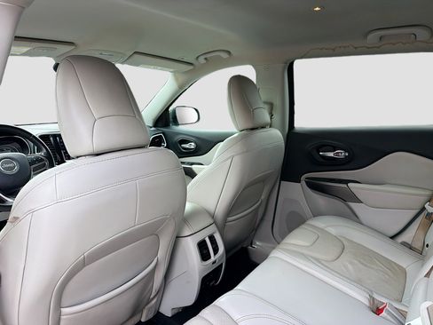 Used 2019 Jeep Cherokee Limited FWD image 6