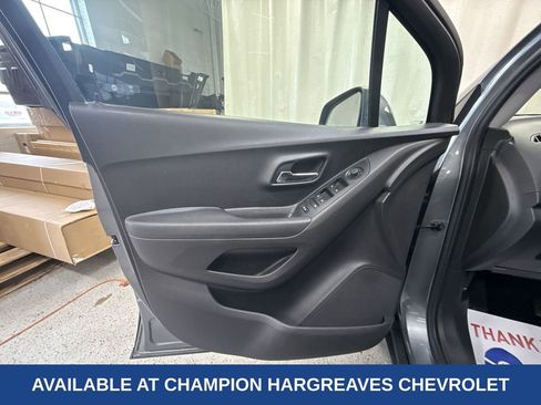 Used 2020 Chevrolet Trax LT w/ LT Convenience Package FWD image 30