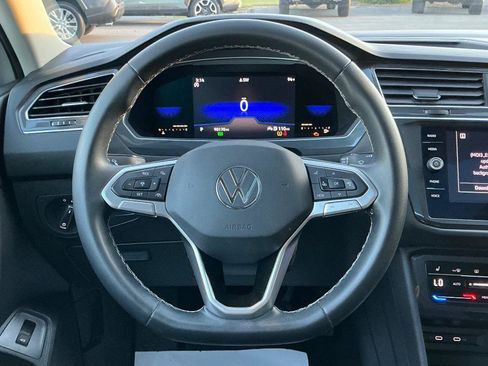 Used 2022 Volkswagen Tiguan SE w/ Panoramic Sunroof Package FWD image 17