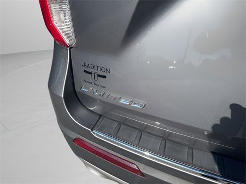 Used 2022 Ford Explorer Limited image 8