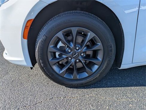 Used 2021 Chrysler Pacifica Touring w/ S Appearance Package image 10