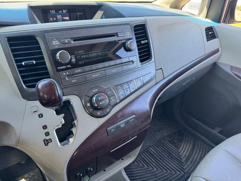 Used 2012 Toyota Sienna XLE AWD/4WD image 11