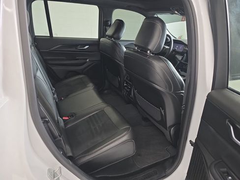 Used 2023 Jeep Grand Cherokee Altitude image 10