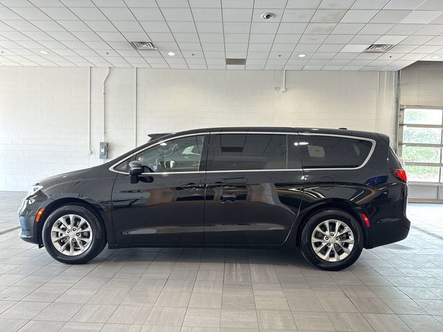 Used 2026 Chrysler Pacifica Limited FWD image 3