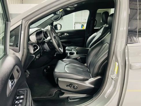Used 2025 Chrysler Pacifica Select FWD image 23