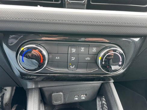 Used 2025 Chevrolet TrailBlazer LT AWD/4WD image 11