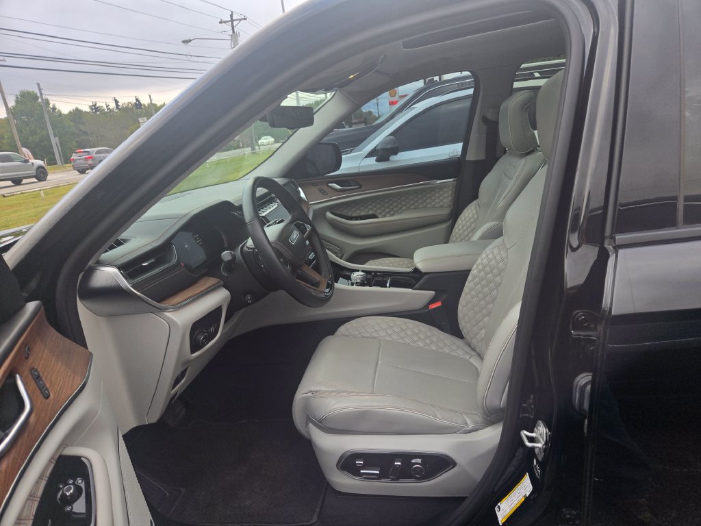 Used 2022 Jeep Grand Cherokee L Summit w/ Advanced Protech Group IV AWD/4WD image 7