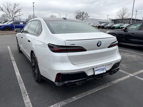 Used 2023 BMW 760i xDrive w/ Executive Package image 17