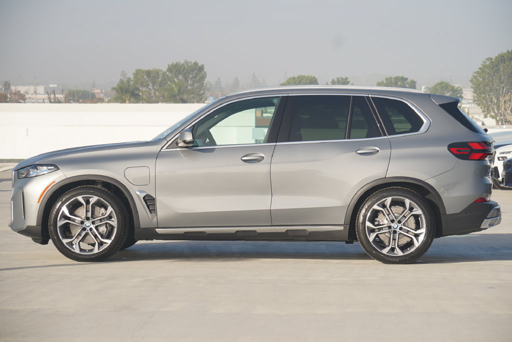 Used 2026 BMW X5 xDrive50e w/ Premium Package AWD/4WD image 4